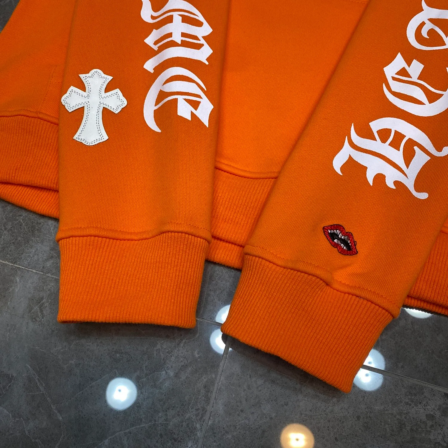 P240 Chrome Hearts Autumn and Winter 2025 Available at counters simultaneously ❤️ Chrome Hearts Matty Boy cross embroidery leather graffiti hoodie sweatshirt SVIP customized version! ! High version of Pinpi! ! Imported environmentally friendly glue printing and dyeing. Improved customized version 1:1. High-quality fabric with high weight. Recommended color: customized orange. Size: S, M, L, XL.
